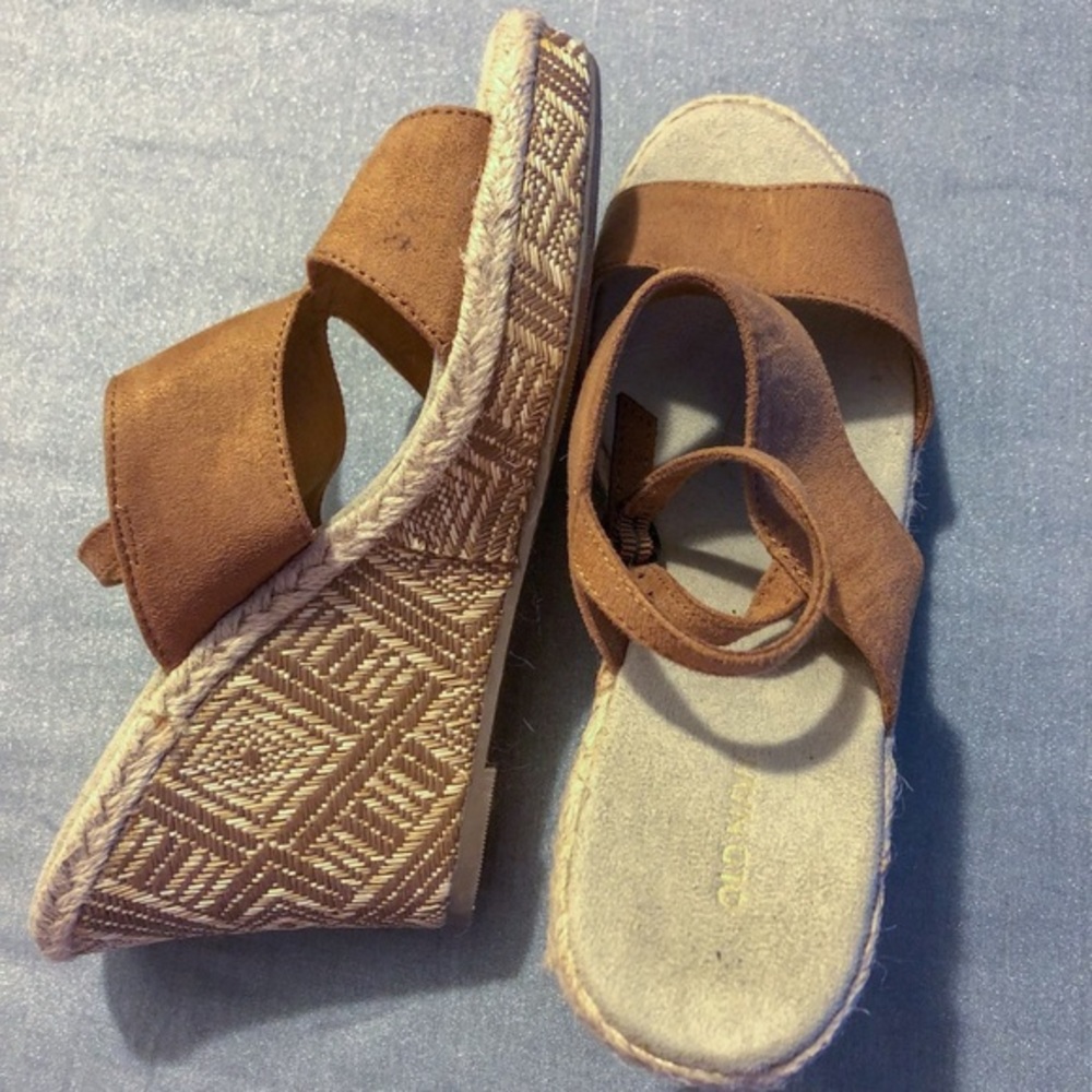 NWOT OLD NAVY Faux Suede Patterned Wedges Size 9